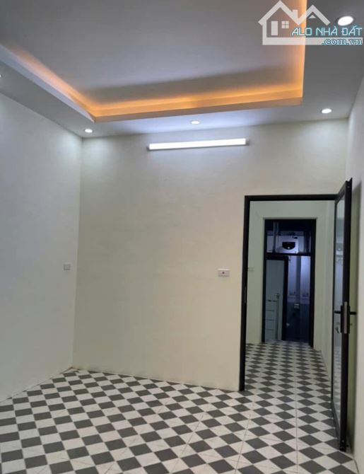 Căn nhà 2 tầng dân xây chắc chắn, nằm ngay mặt đường Cù Chính Lan - 1