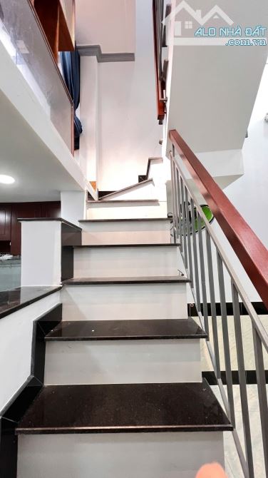 Chủ xoắn giảm sâu Nhỉnh 4 tỷ. Ôtô ngủ nhà. Ngay CV Làng Hoa - 1