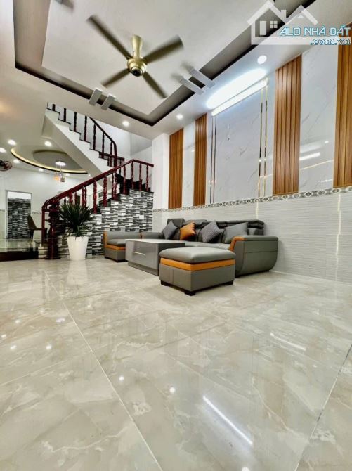 NHÀ HIẾM MẶT TIỀN HẺM XE HƠI BÁN NHÀ NGUYỄN THỊ MINH KHAI 64M² – 1 TRỆT 1 LỬNG 2 LẦU – 4PN - 1
