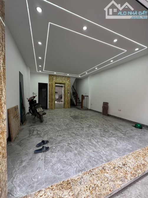 Bán nhà phố Kim Giang, Hoàng Mai, nhà xây mới, ô tô 7 chỗ ngủ trong nhà, mặt tiền khủng - 1