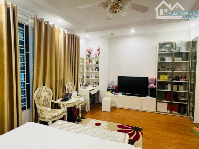 Bán Nhà Phố Hoàng Quốc Việt, Phân Lô, Ô Tô Trán, 70M2, Giá 22.5 tỷ - 12