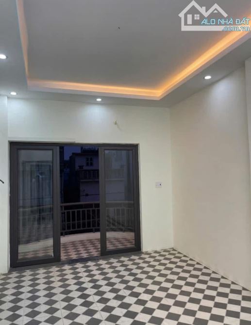 Căn nhà 2 tầng dân xây chắc chắn, nằm ngay mặt đường Cù Chính Lan - 2
