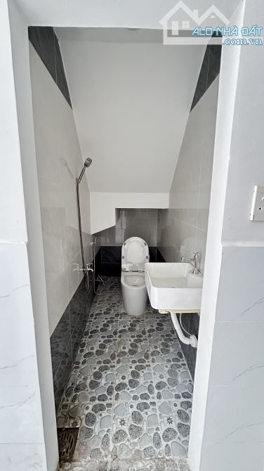 (465) NHÀ MỚI CHỈ VIỆC XÁCH VALI VÀO Ở. HẺM XE HƠI. * Giá nhỉnh 3ty. * Kết cấu: 2 tầng. * - 2