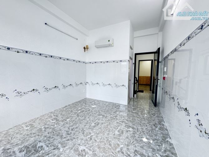 Hẻm 6M Trần Bình Trọng. Q10. Nhà 5 tầng mới tinh. 5PN. 6WC. Sổ vuông HC đủ. Chỉ 9,x tỷ - 3