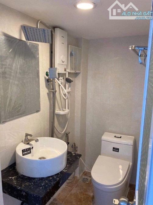 Chỉ 3 tỷ hơn. Nhà 3 tầng còn mới. Gồm 2PN. 3WC. Hoàn công đầy đủ. Ngay Tô Hiến Thành. Q10. - 3