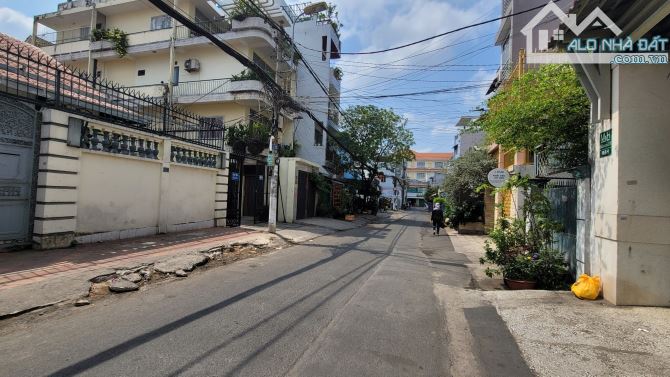 BÁN GẤP NHÀ CẤP 4 DTSD 220M2 - TIỆN XÂY MỚI HOẶC CHO THUÊ NGAY - GIÁ 37.5 - 3