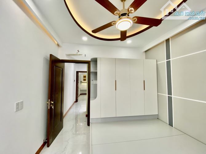 Ngô Gia Tự. Q10. Hẻm gần 4m thông. 3 tầng mới tinh. 4Pn. 3wc. Chỉ 8.2 tỷ. - 4