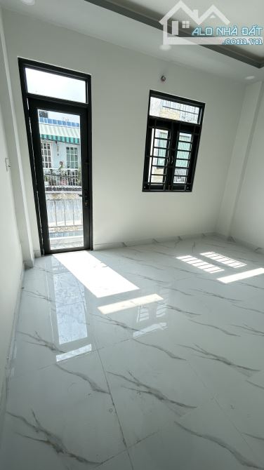 (465) NHÀ MỚI CHỈ VIỆC XÁCH VALI VÀO Ở. HẺM XE HƠI. * Giá nhỉnh 3ty. * Kết cấu: 2 tầng. * - 5