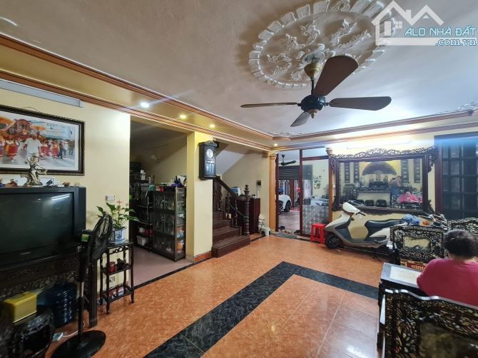 Hàng Hiếm. Bán Biệt Thự 4 Tầng Lô Góc 4 mặt thoáng Phố Xã Đàn. 200m2- MT:8,7m - 5
