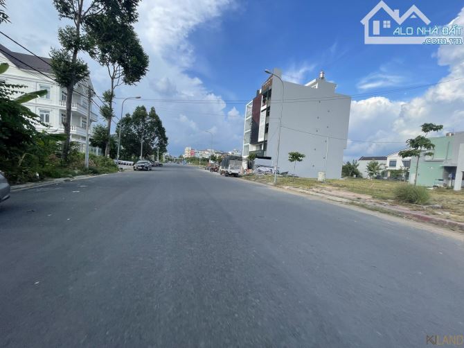 Bán gấp 1 lô CENTROSA BÌNH DƯƠNG!120m2 giá 680tr nội khu đã hoàn thiện, sổ sẵn