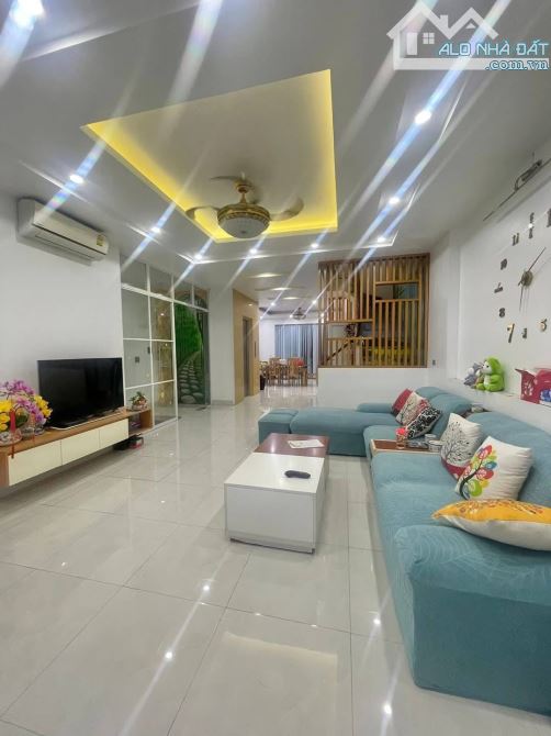 Cần bán nhà 5 tầng Mặt đường Nguyễn Công Trứ - khu đô thị Hoà Vượng - Tp Nam Định