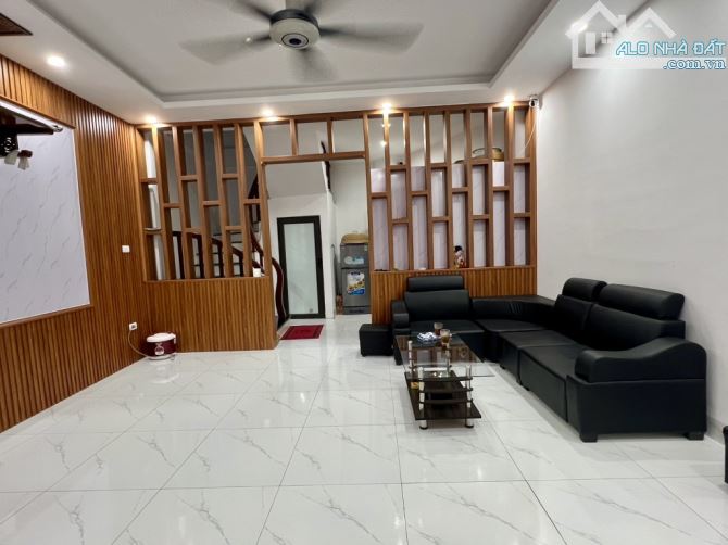 Bán nhà 5 tầng đẹp, ô tô đỗ cửa, full nội thất, 3 thoáng, gần Phạm Văn Đồng – Xuân Đỉnh