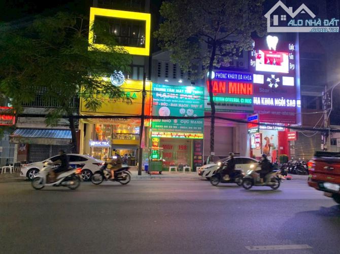 bán nhà mặt tiền đường trần hưng đạo, ngang 4.37m, 1 lầu, vị trí đẹp phù hợp kinh doanh
