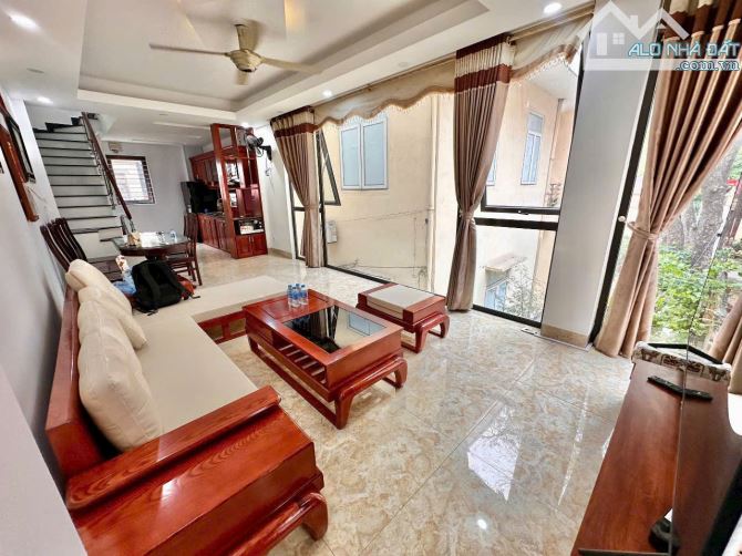 BÁN NHÀ PHỐ TRẠM 44M2 - NHỈNH 6TỶ, NGÕ NÔNG -Ô TÔ- GẦN PHỐ