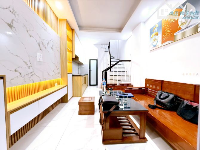 Cần bán nhà mới tại.Phường  Khương Đình, Q.Thanh Xuân 5 tầng, gần phố, ở ngay,giá 16 tỷ.