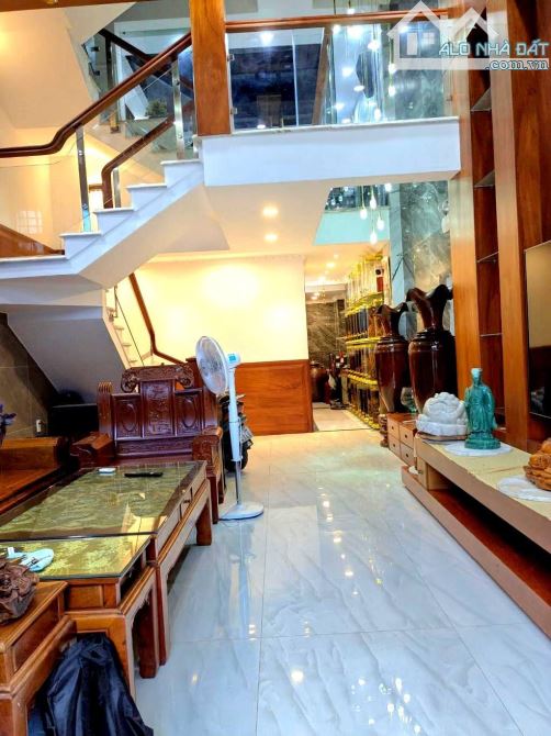 Bán nhà phường 15 Tân Bình, Phạm Văn Bạch, gần 80m, ngang 6m, ô tô vô nhà, 8.xx tỷ