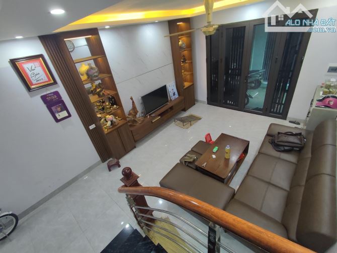Bán nhà 4 tầng gần 40m2  Ủy Ban huyện Thanh Trì gần CHỈ 5.x tỷ