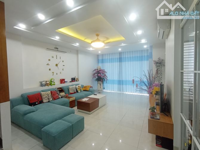 Bán nhà 5 tầng mặt đường Nguyễn Công Trứ kdt Hòa Vượng