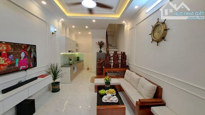 Chú e nhờ Bán căn Nhà 5 tầng Giang Biên, ô tô đỗ cổng, 31m, MT 3.6m, nhỉnh 5 tỷ
