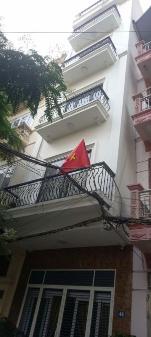 Lạc Long Quân, 5 tầng thang máy,Lô góc ,2 ô tô tránh, mặt tiền lớn giá 8,5 tỷ