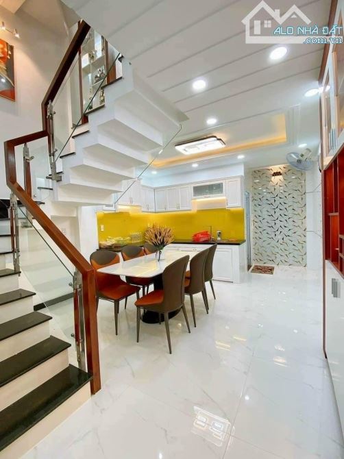 BÁN NHÀ ĐẸP HẺM XE HƠI TÔ HIẾN THÀNH, P.14, QUẬN 10  TRỆT 3 LẦU DT: 5x21 HĐT: 50 Tr