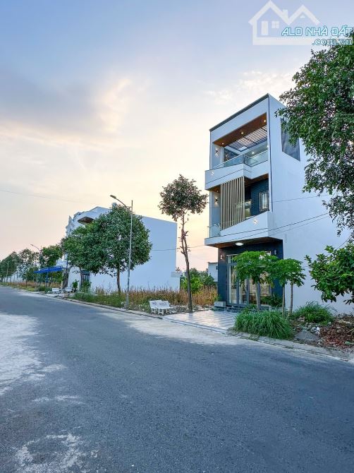 BÁN NHÀ 1T2L đúc mới, HIỆN ĐẠI Nội Thất TUYỆT ĐẸP, sổ Hồng hoàn chỉnh