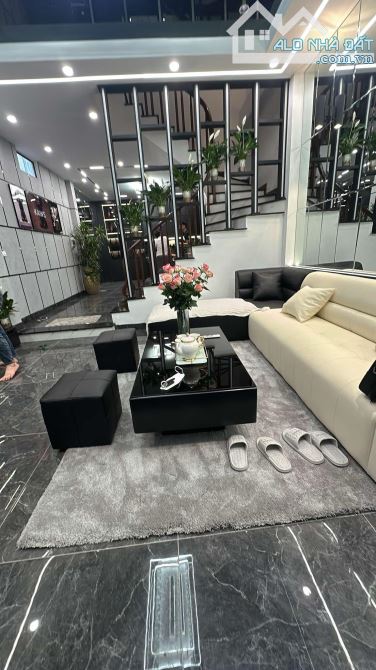 Bán gấp nhà Đại La – Gần Bách Khoa – Kinh Tế – 5 tầng chỉ 9.8 tỷ!