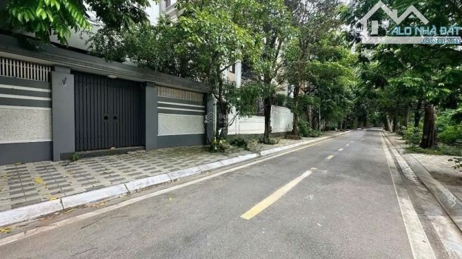 Bán BT quận ủy Tây Hồ giáp khu Vườn Đào, ô tô ra vào dừng đỗ ngày đêm, view mặt Hồ Tây, DT