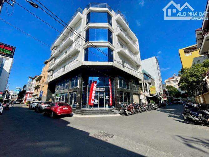 Bán tòa nhà văn phòng 2 mặt tiền với bề ngang 20m, khu khách sạn sân bay Tân Sơn Nhất