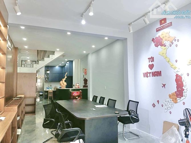 🌴 Ngay Vinhom, sát khu công nghệ cao - nhà 4 tầng 72mv, Hoàn công đủ, có giếng trời, hxh.