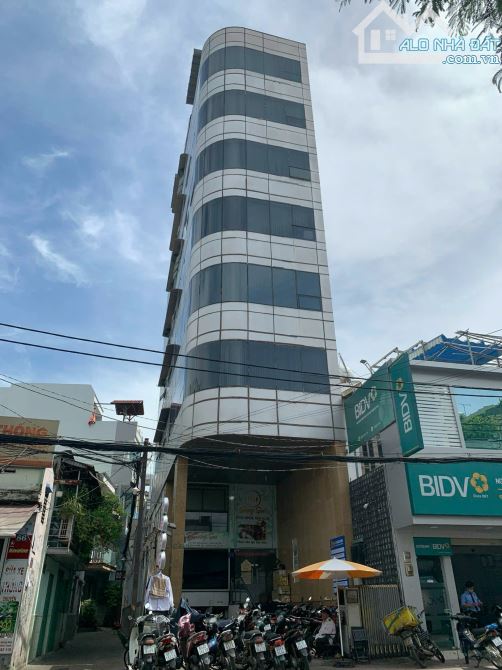 Cần bán gấp tòa Building 3 mặt tiền 82-84 Lê Quang Định 6.5x21m hầm 7 lầu chỉ 67 tỷ