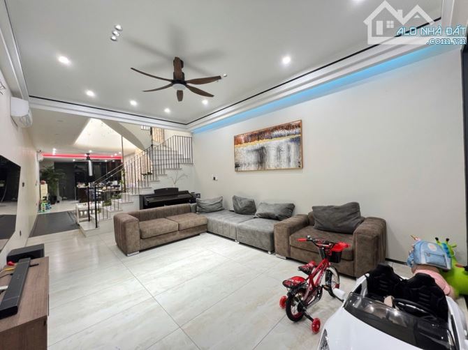 Bán tòa văn phòng 100m2 x 8 tầng  tại văn giang giá 26 tỷ