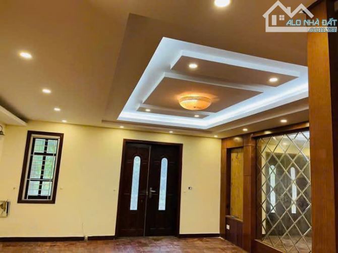 CHO THUÊ NHÀ VƯỜN DIỆN TÍCH 320M PHỐ VIỆT HƯNG LONG BIÊN