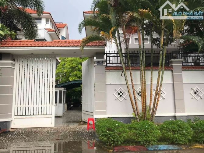 Bán Gấp Biệt Thự Đường Nguyễn Văn Hưởng, P. Thảo Điền. Q2 ( TP.Thủ Đức ) 20x32m.Giáp Sông