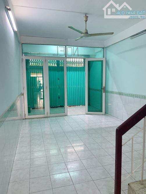 Nhà hẻm xe tải Lạc Long Quân, Trệt 2 Lầu ST, 4PN 3WC, 4x18m, 15 Triệu