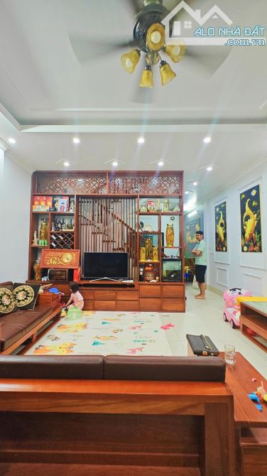 BÁN NHÀ DÂN XÂY, NGÔ GIA TỰ 50M, 4T, MT5,8M TRUNG TÂM QUẬN, NGÕ THÔNG Ô TÔ, RẤT GẦN PHỐ. C