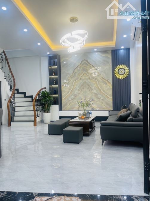 Bán nhà Minh Khai, 55.7m, 5 tầng, mt 6m, giá 10 tỷ, thoáng trước sau.