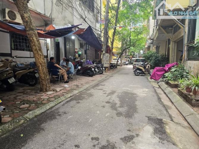 Cần bán căn hộ tập thể tầng 1 tại mặt phố Nguyên Hồng giá siêu hờiii