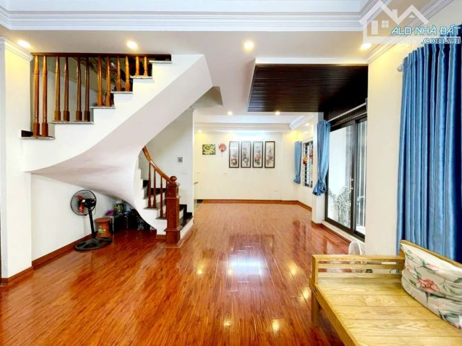 Cực Hiếm! Bán Nhà Nguyễn Trãi, Nhà Có Hầm, Gần Royal, 6 Tầng, 44m2.