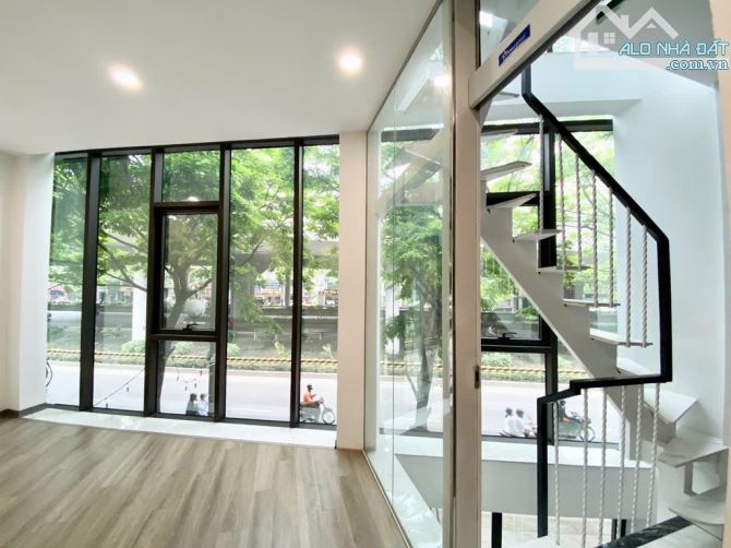 Bán nhà mặt phố Phạm Văn Đồng 4 tầng 68m mặt tiền 5m giá 28.5 tỷ
