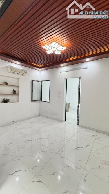 Cần bán nhà tập thể Xí nghiệp in tầng 1 tại Nguyên Hồng nhỉnh 4 tỷ