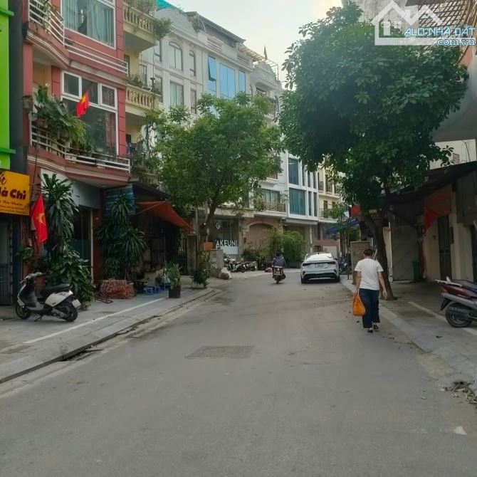 BÁN MẢNH ĐẤT VÀNG LẠC LONG QUÂN, PHÂN LÔ, ÔTÔ TRÁNH, 75M2 GIÁ CHỈ 280 TRIỆU /M2