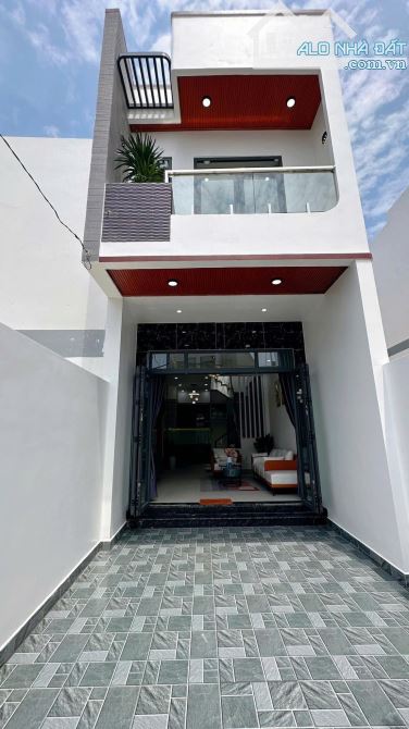 🌇 Nhà cao thoáng mát – mỗi sáng đứng ban công thấy yêu đời hơn