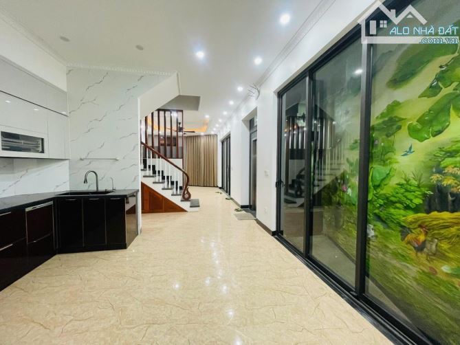 NHÀ ĐẸP - THANG MÁY - Ô TÔ ĐỖ CỬA VÀO NHÀ - NGÕ THÔNG TỨ TUNG - KHU LÕI LONG BIÊN