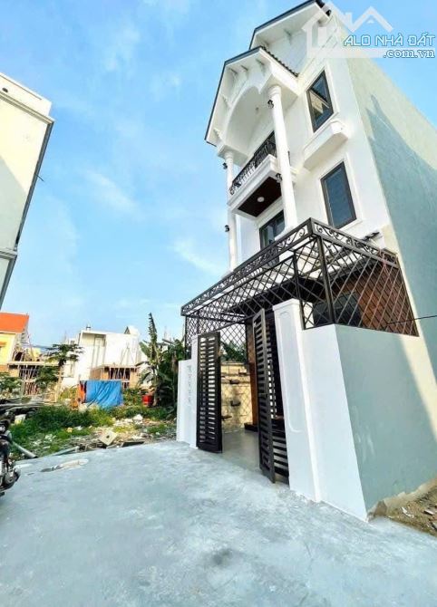 Siêu phẩm 3 tầng Độc Lập cực đẹp gần ngay chợ Minh Kha có sân cổng riêng