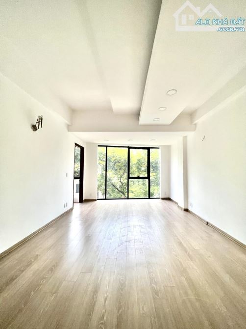 Nhà mặt phố Trần Đại Nghĩa, quận Hai Bà Trưng, 140m2 x 4 tầng, mặt tiền 8,3m, 108 tỷ!