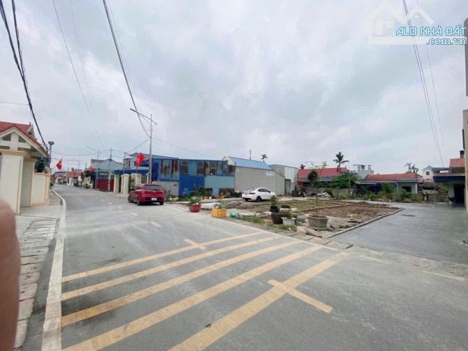 Mặt đường TDP Bái Ngoài, phường Hoa Động, vị trí trung tâm, đường trải nhựa 7,5m.