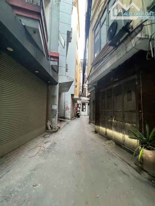 Bán nhà Trần Thái Tông, gần phố, ngõ thông, dân xây, ở ngay, 40m2, 8.x tỷ