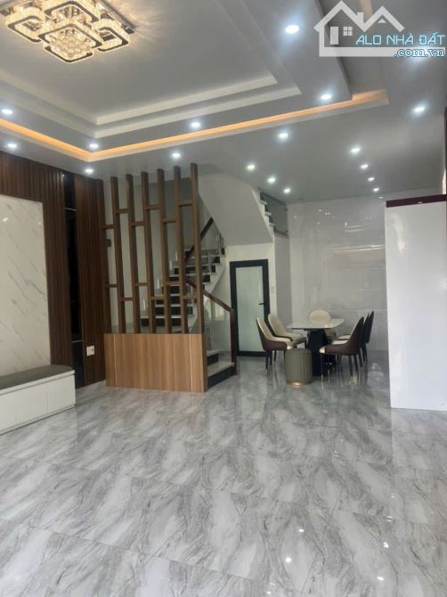 Bán nhà 4 tầng khung cột độc lập. Mặt ngõ 618 Ngô Gia Tự (Tđc sao sáng )