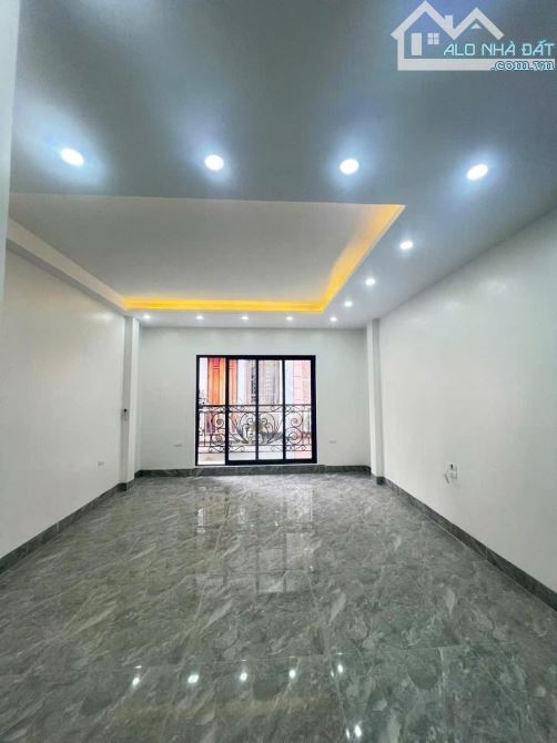 NHÀ MỚI CẦU GIẤY - PHÂN LÔ VF3 VÀO - THANG MÁY - 30M RA PHỐ 45m2*6T